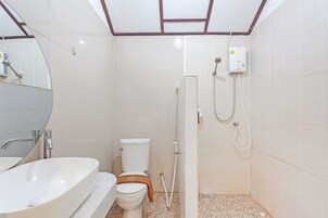 Deluxe Triple Beds Room Garden View | 浴室 | 淋浴设施、免费洗浴用品、吹风机、毛巾
