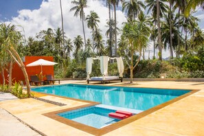 Kolam renang outdoor, dengan payung kolam renang dan kursi berjemur