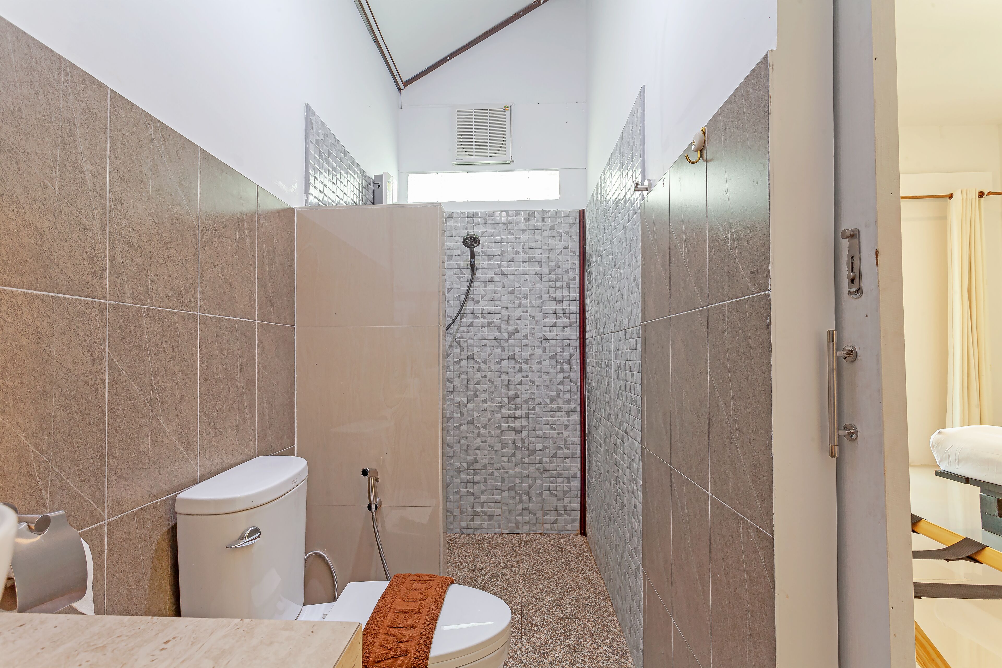 Ducha, artículos de tocador gratuitos, secador de pelo, toallas