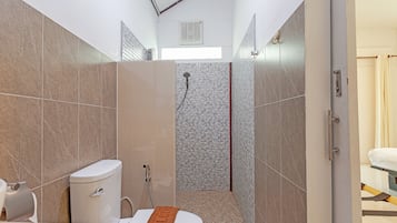 Deluxe Twin Bed Room Garden View | Bathroom | Shower, free toiletries, hair dryer, towels