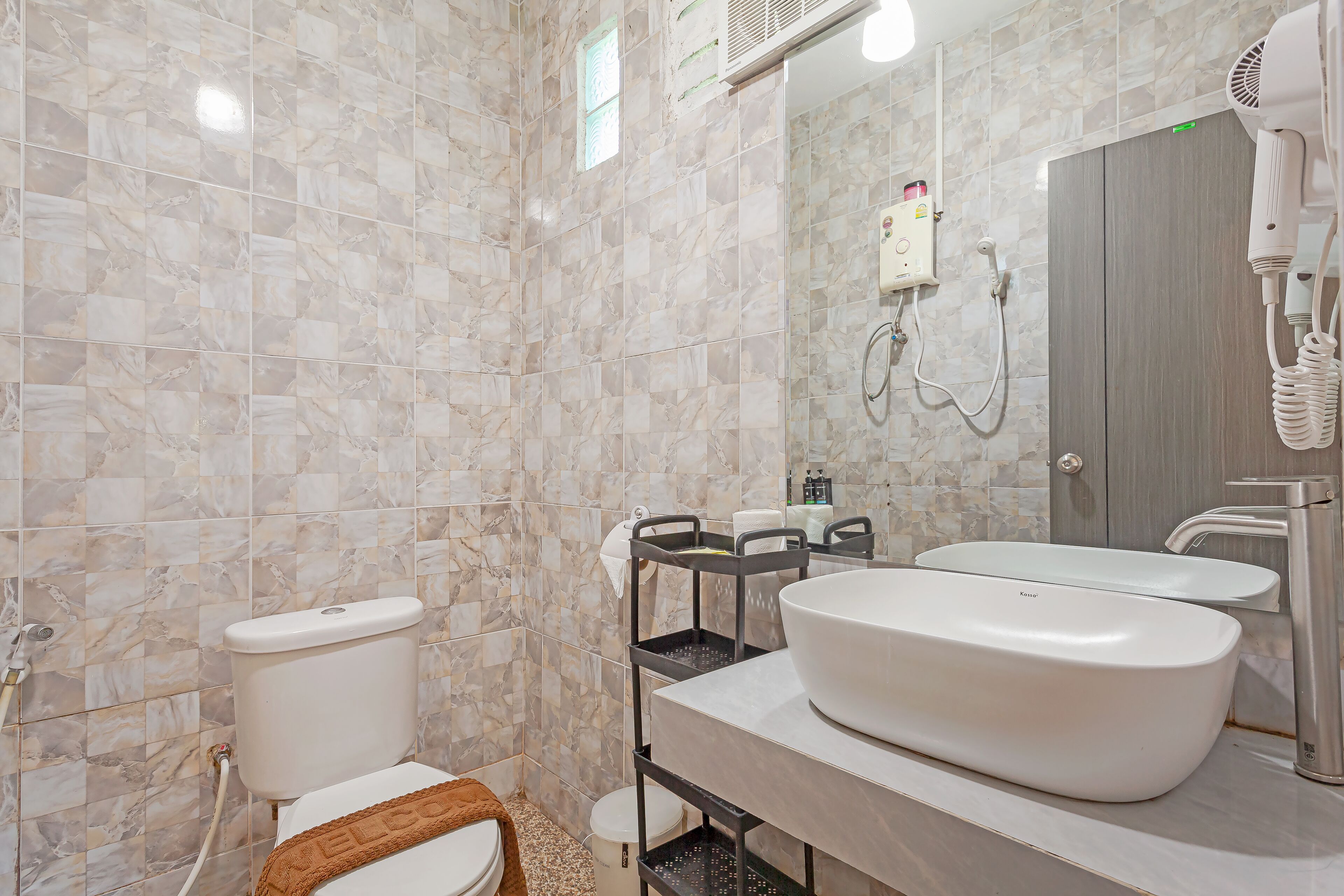 Standard Double Room | Bagno | Doccia, set di cortesia gratuito, asciugacapelli, asciugamani