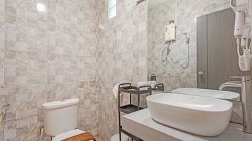 Standard Double Room | Bagno | Doccia, set di cortesia gratuito, asciugacapelli, asciugamani
