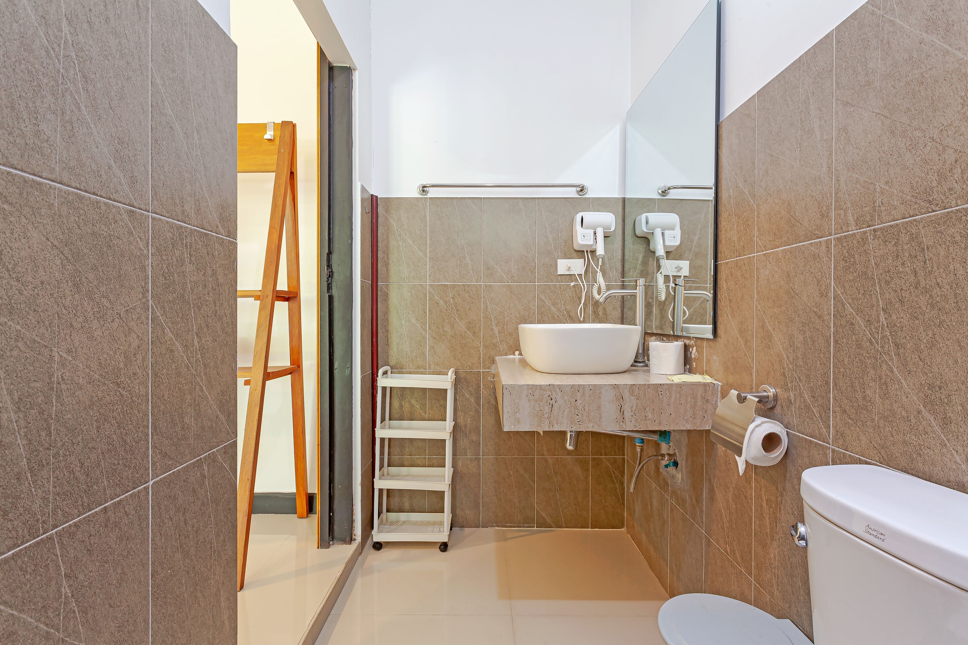 Deluxe Twin Bed Room Garden View | Bathroom | Shower, free toiletries, hair dryer, towels