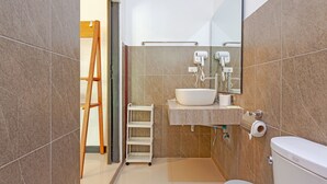 Un baño moderno con inodoro, lavamanos y toallero.