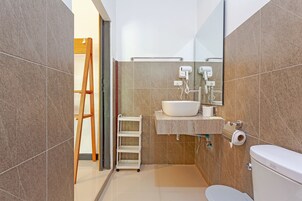 Deluxe Twin Bed Room Garden View | Bathroom | Shower, free toiletries, hair dryer (on request), towels
