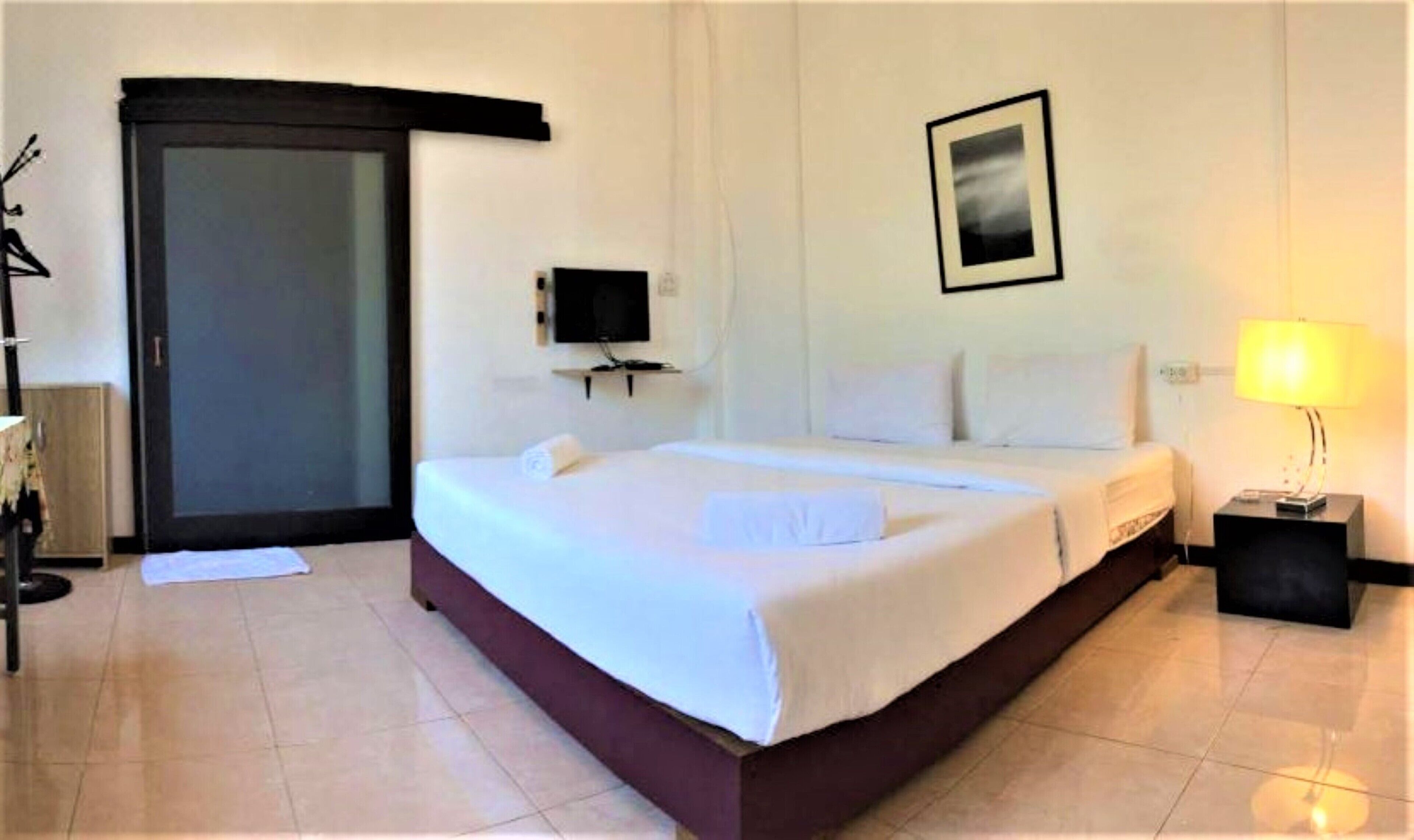 standard double room | desk, blackout curtains, free wifi, bed sheets