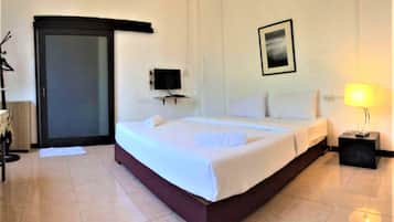 Escritorio, cortinas blackout, wifi gratis y ropa de cama