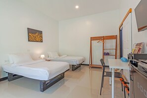 Deluxe Twin Bed Room Garden View | Escrivaninha, cortinas blackout, Wi-Fi de cortesia, roupa de cama