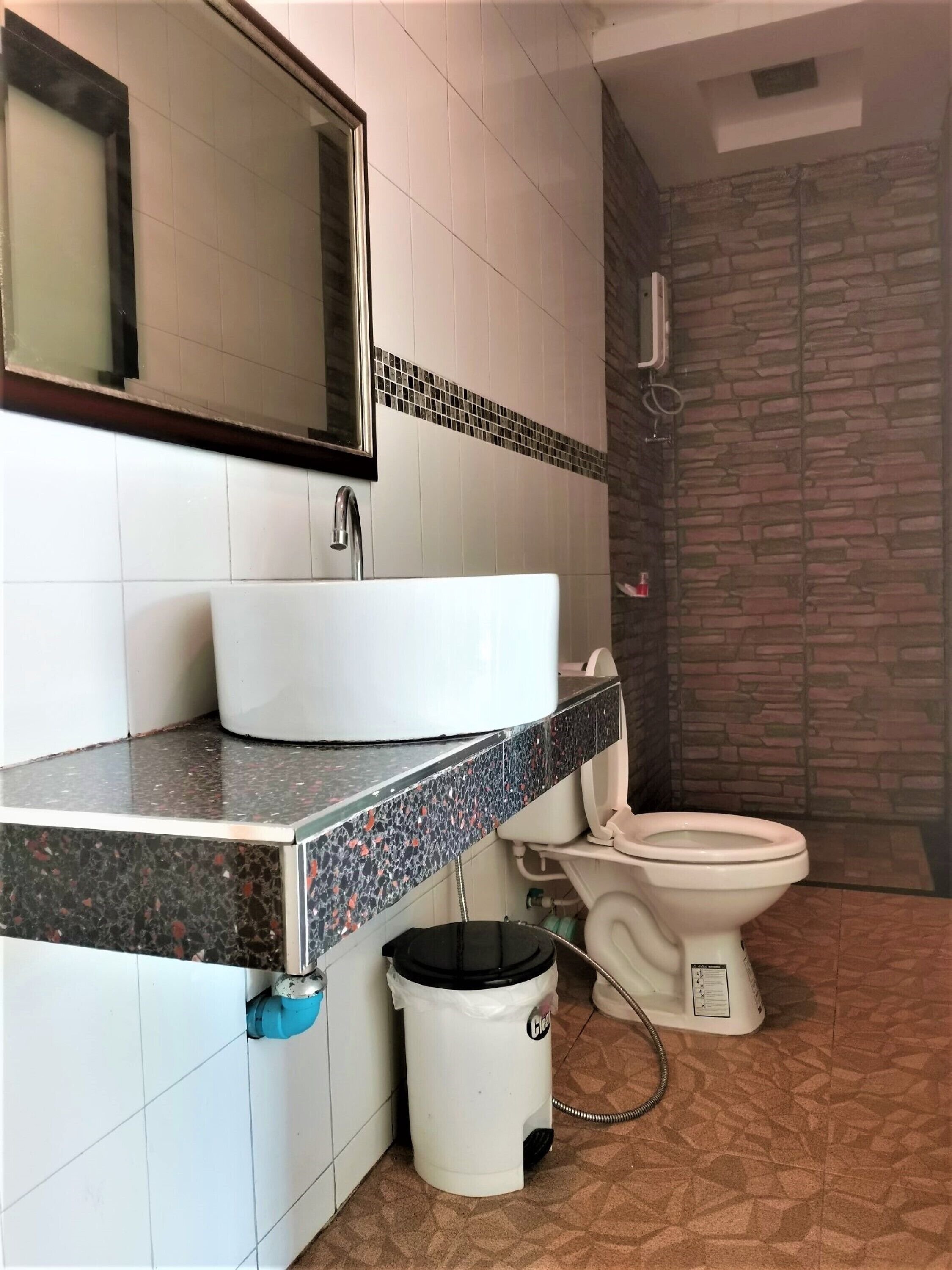 deluxe double room | bathroom | shower, free toiletries, hair dryer, towels