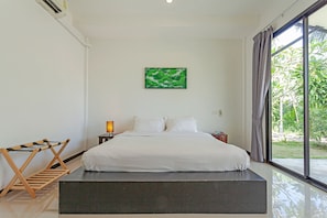 Escritorio, cortinas blackout, wifi gratis y ropa de cama