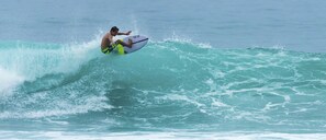 Henkilö surffaamassa aallolla.