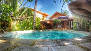 Kolam renang indoor, dengan payung kolam renang dan kursi berjemur