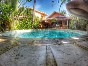 Una piscina cubierta, sombrillas, tumbonas