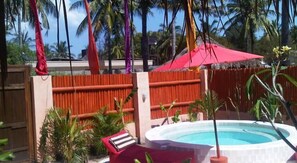 Kolam renang tertutup, payung kolam, kerusi lepak pantai 