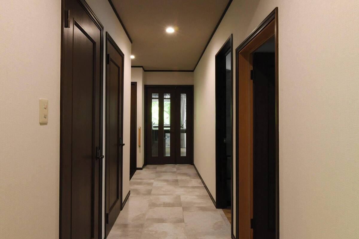 1 ห้อ งนอน, โต๊ะทำงาน, ห้องเก็บเสียง, ผ้าปูที่นอน