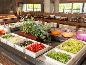 朝食 (ビュッフェ)、毎日提供 (有料)