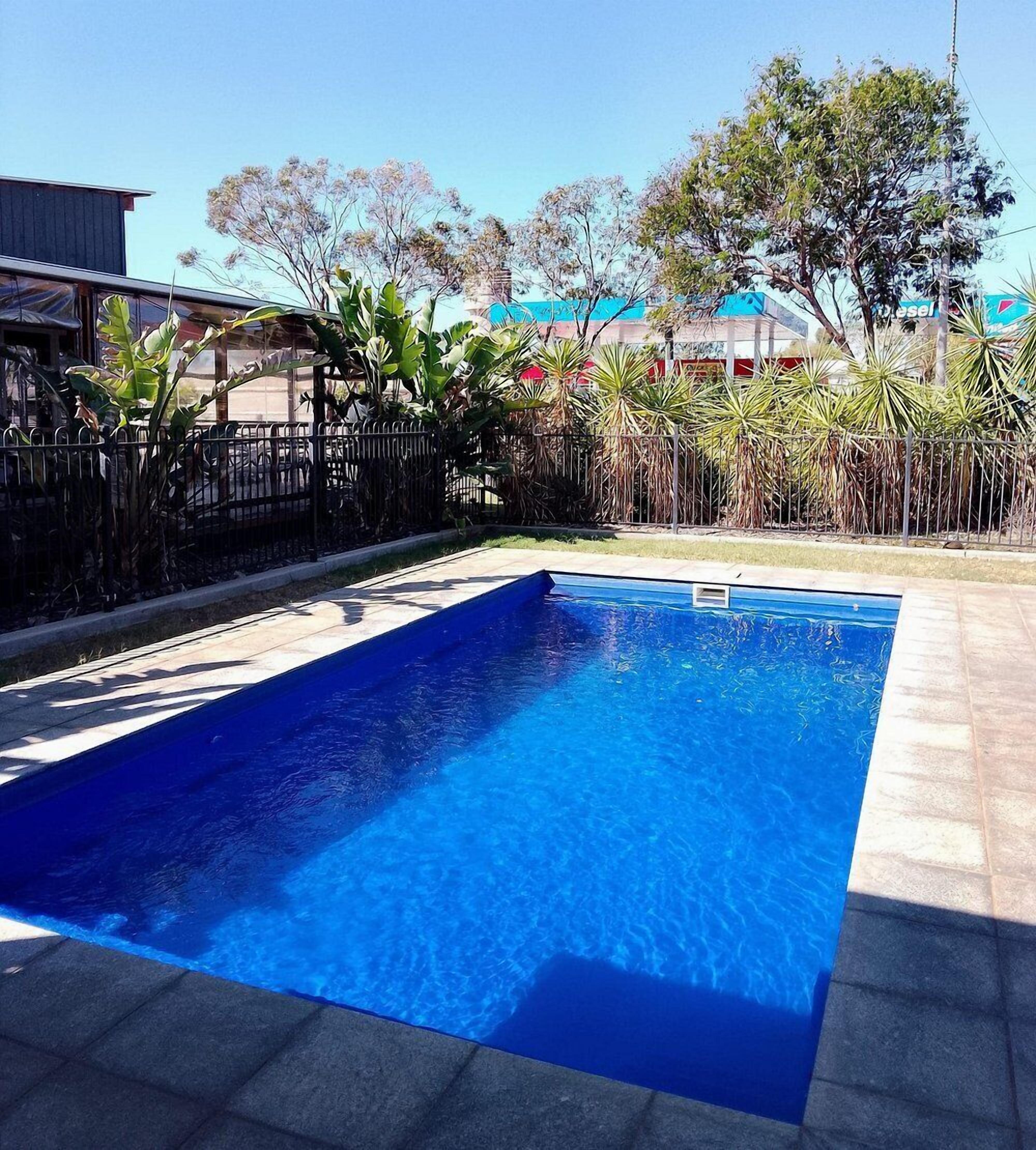 Hồ bơi ngoài trời, mở cửa từ 8:00 đến 18:00, ghế dài tắm nắng 