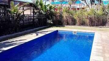 Hồ bơi ngoài trời, mở cửa từ 8:00 đến 18:00, ghế dài tắm nắng