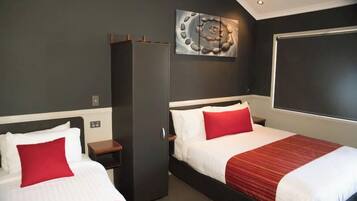 Phòng 3 phong cách cổ điển, nhiều giường | Bộ đồ giường cao cấp, chăn bông, nệm Select Comfort, bàn