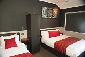 Habitación triple clásica, varias camas | Ropa de cama de alta calidad y edredones de plumas