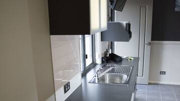 Family Apartment, 2 Bedrooms | Dapur kecil peribadi | Peti sejuk, pembancuh kopi/teh, cerek elektrik