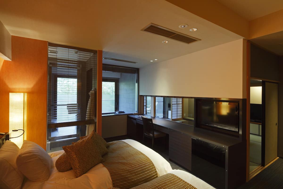 1 kamar tidur, seprai premium, minibar, dan brankas