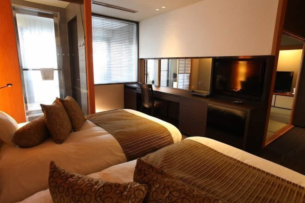1 bedroom, premium bedding, minibar, in-room safe