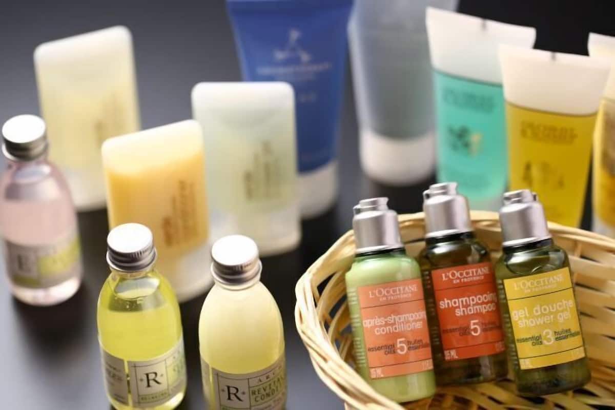 Bathtub dan shower terpisah dan pemandian mata air panas