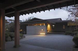 Una casa moderna con entrada cubierta, garaje y jardín bien cuidado.
