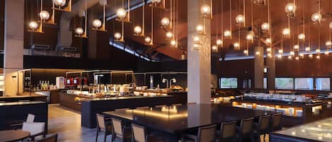 3 restaurants servant le déjeuner et le dßner, plats Cuisine française