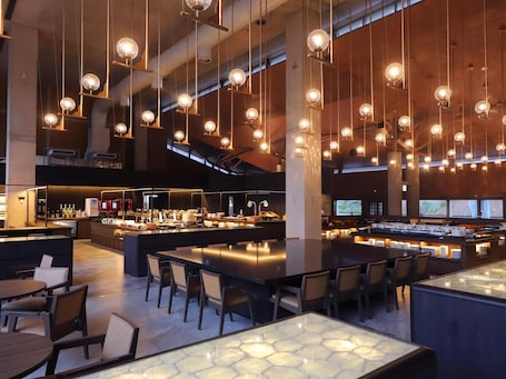 3 restaurantes; se sirve almuerzo y cena; cocina francesa