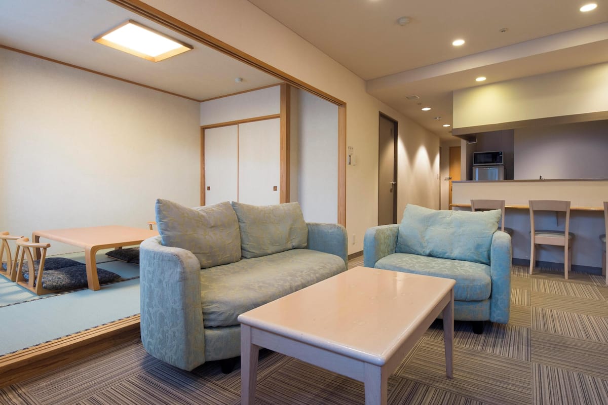 premium bedding, desk, free wifi, bed sheets