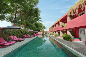 Outdoor pool, pool loungers
