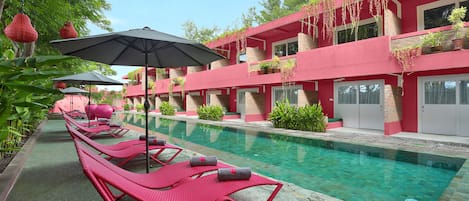 Piscine extérieure, chaises longues