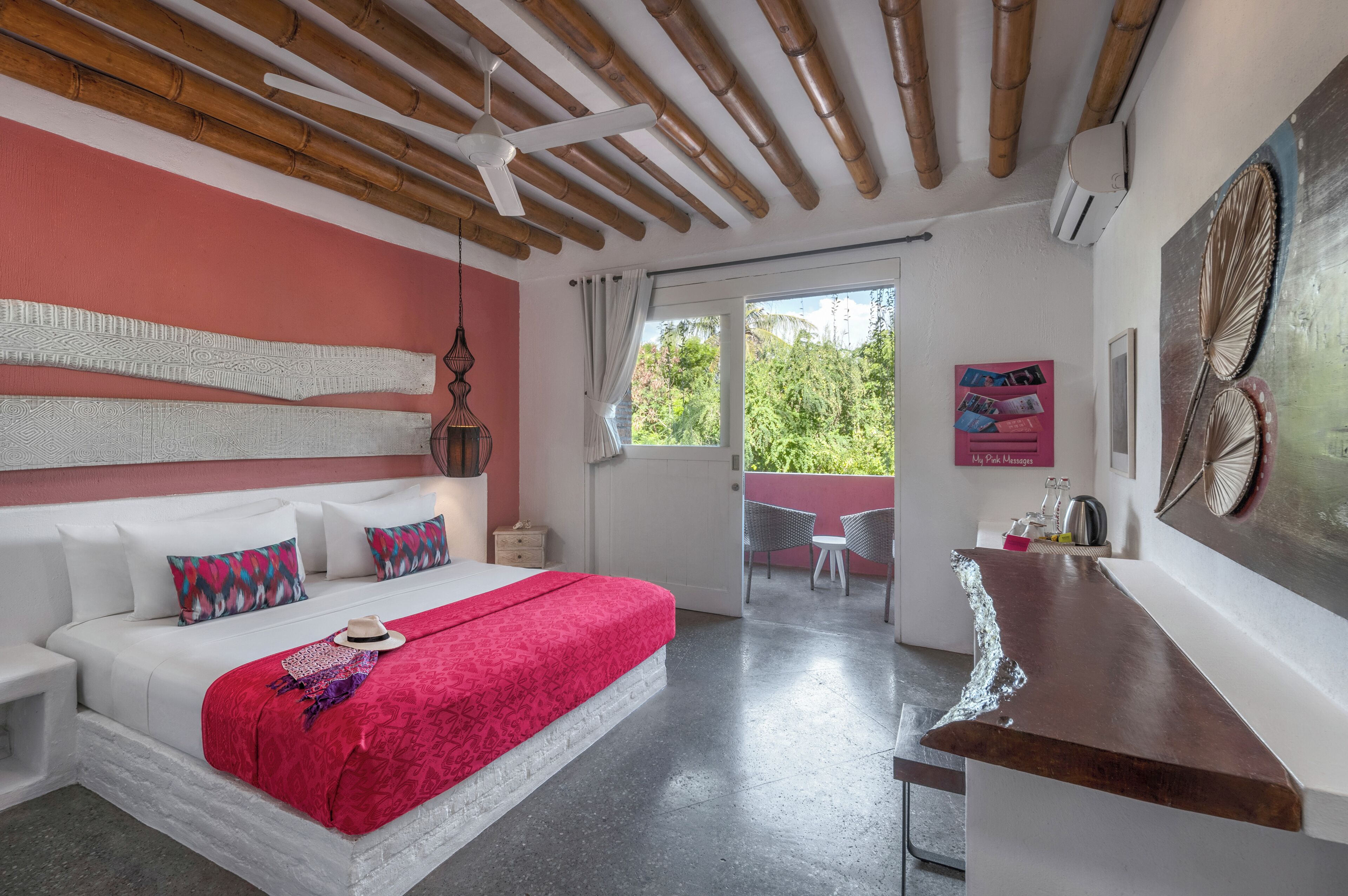 Un dormitorio con cama, mesitas de noche, ventana y balcón.