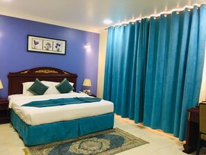 Standaard tweepersoonskamer | Luxe beddengoed, een minibar, een kluis op de kamer, een bureau