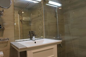 Free toiletries, hair dryer, bathrobes, slippers - Aldiyar Hotel (Nizwa)