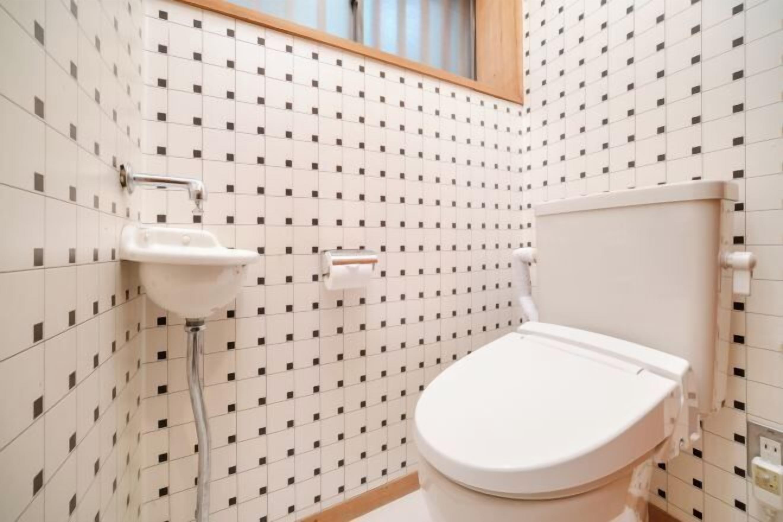 Badeværelse | Separat badekar og bruser, gratis toiletartikler, hårtørrer, hjemmesko