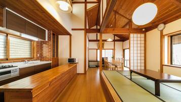 Deluxe Cottage Japanese-Western-Style Room, Non Smoking | Free WiFi, bed sheets