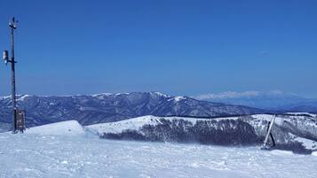 Un paysage de montagne enneigé sous un ciel dégagé.