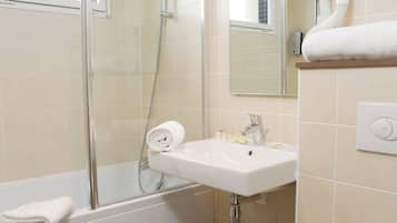 Kamer, 1 twee- of 2 eenpersoonsbedden, balkon | Badkamer | Gratis toiletartikelen, een haardroger, handdoeken