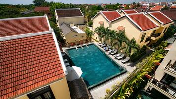 Utendørsbasseng og solsenger