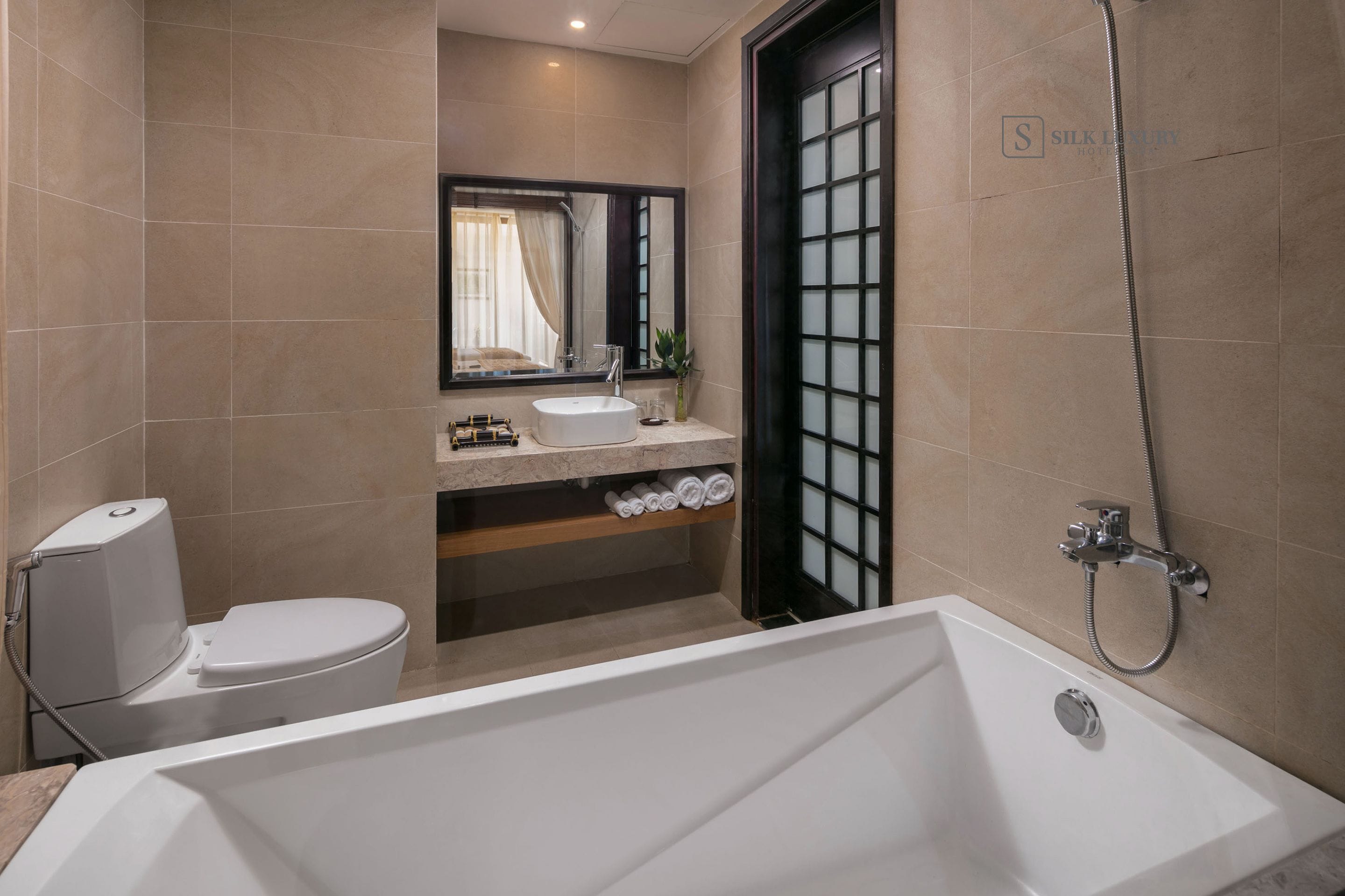 premium deluxe balcony | bathroom | combined shower/bathtub, deep-soaking bathtub, designer toiletries
