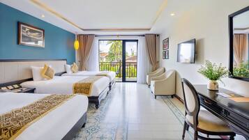 Rom – premium, balkong | Minibar, safe på rommet, skrivebord og skrivebord for bærbar PC