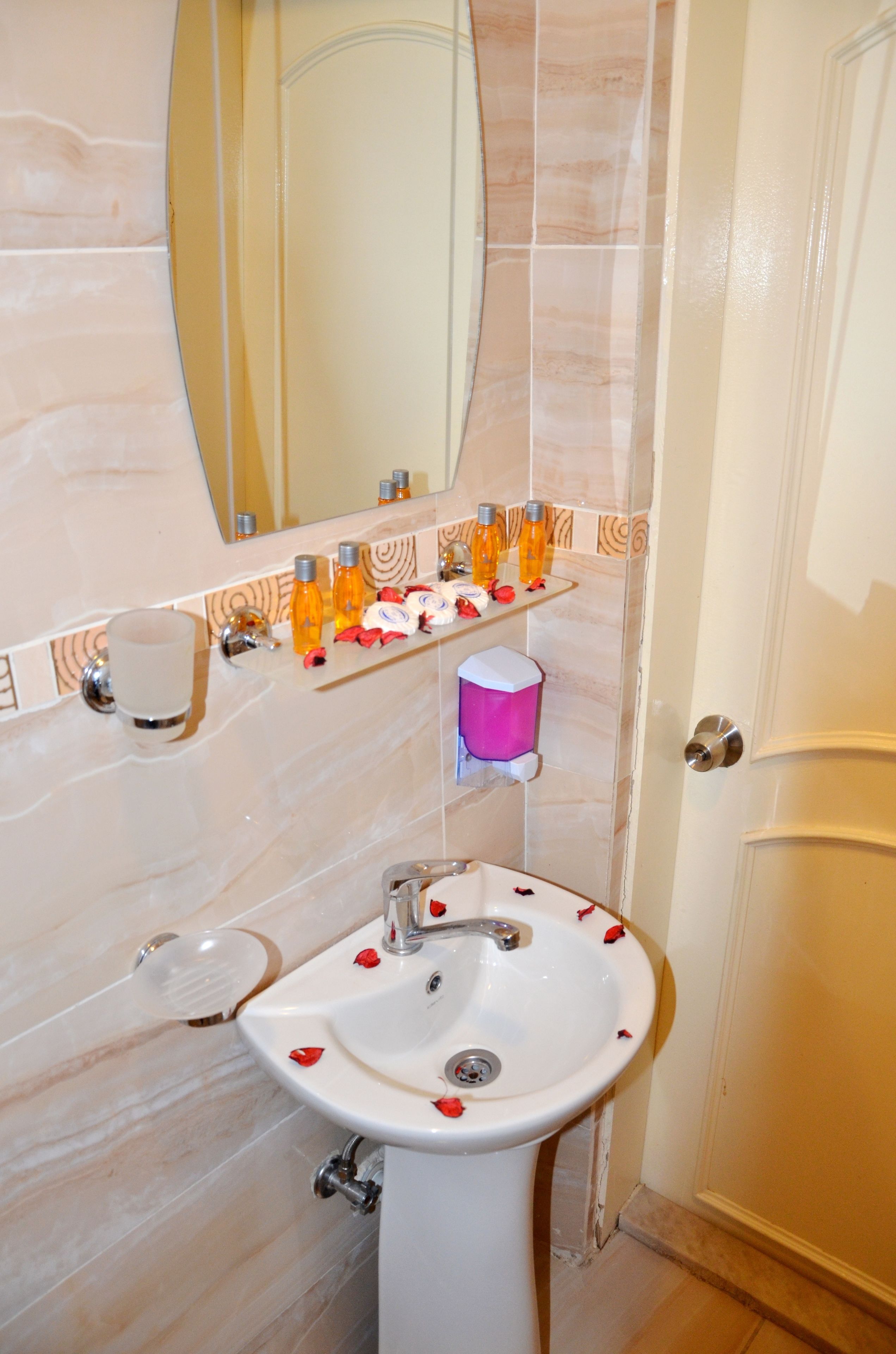 Chambre Familiale, vue jardin | Salle de bain | Douche, articles de toilette gratuits, sèche-cheveux, chaussons