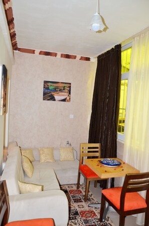 套房, 花园景观 | 起居区 | 液晶电视