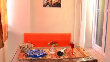 Chambre Double Deluxe | Coin séjour | Télévision LCD