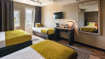 Triple Room | In-room safe, desk, free WiFi, bed sheets