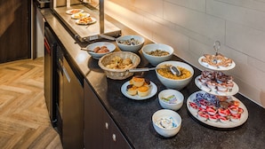每日付費供應吃到飽自助式早餐