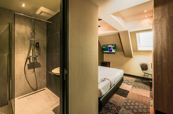 Cofres nos quartos, escrivaninha, Wi-Fi de cortesia, roupa de cama